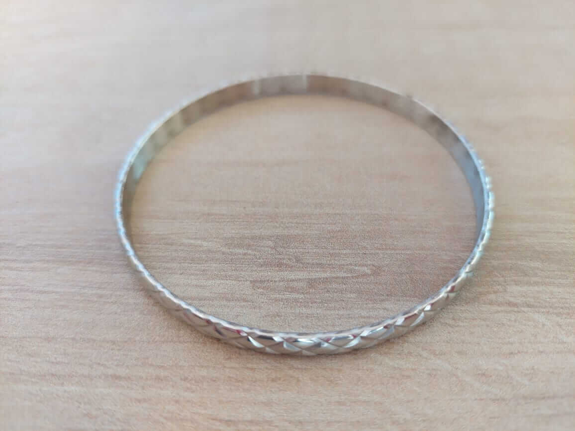 PULSERA DE ACERO ESCLAVA 4 MM TRABAJADA FACETADO SIMÉTRICO TRIANGULAR.