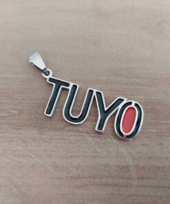 DIJE DE ACERO FRASE " TUYO " ESMALTADO EN NEGRO Y ROJO. 15 X 40 MM