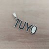DIJE DE ACERO FRASE " TUYO " ESMALTADO EN NEGRO Y BLANCO. 15 X 40 MM