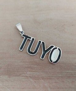 DIJE DE ACERO FRASE " TUYO " ESMALTADO EN NEGRO Y BLANCO. 15 X 40 MM