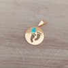 DIJE DE ACERO DORADO MEDALLA 20 MM CON PIES CALADOS Y NENE ESMALTADO CELESTE.