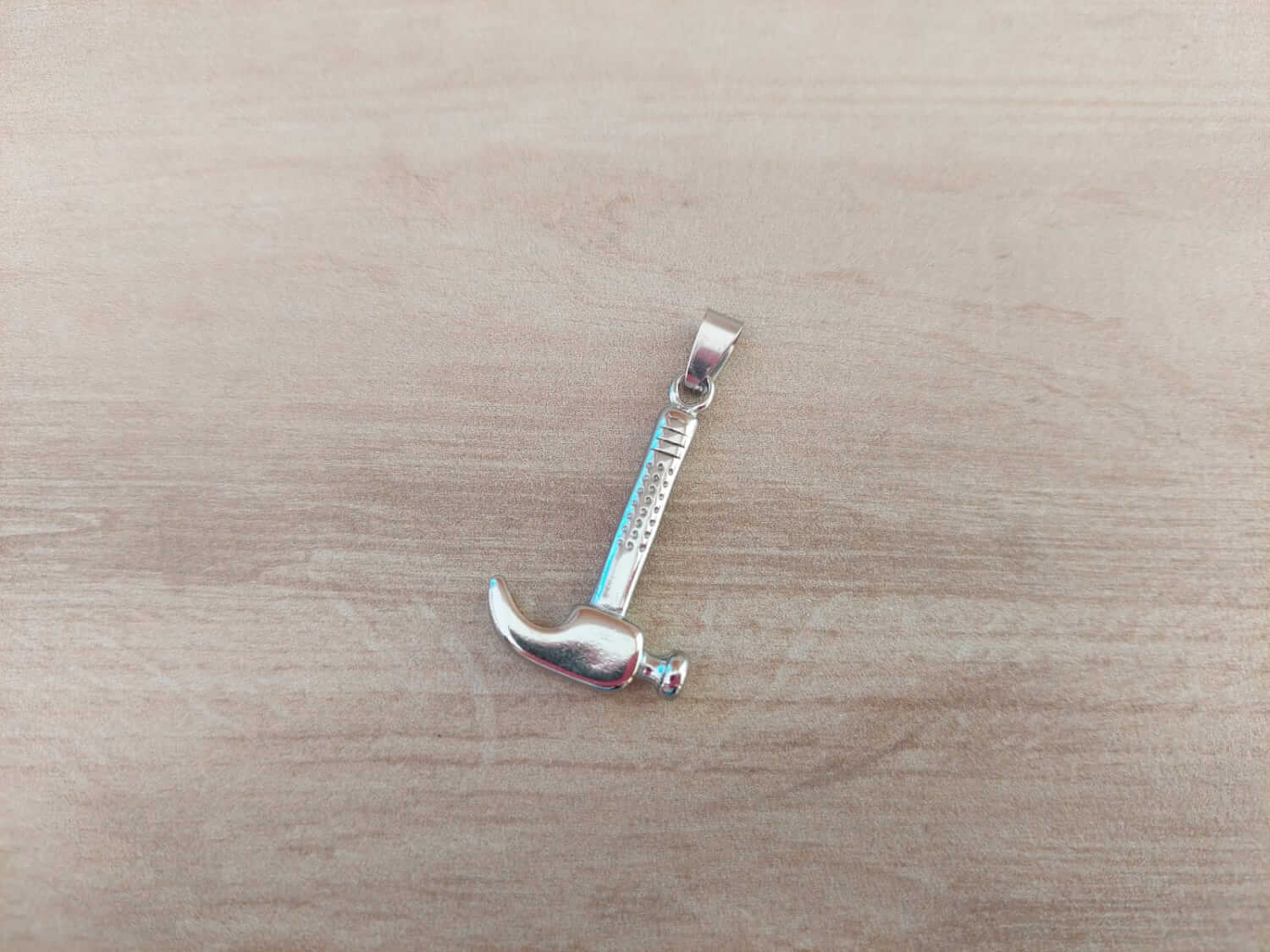 DIJE DE ACERO MARTILLO. 22 X 35 MM