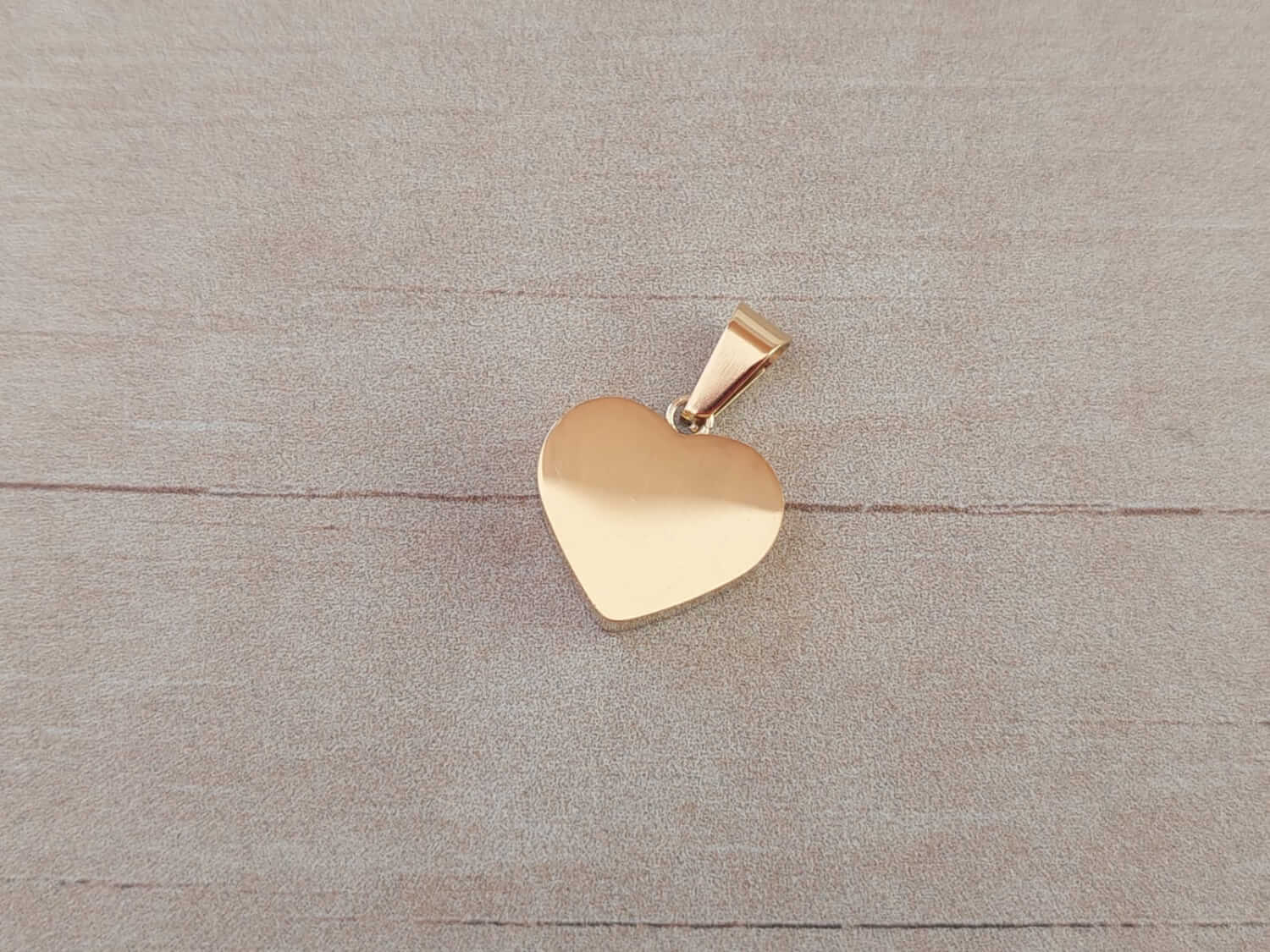 DIJE DE ACERO DORADO CORAZÓN MACIZO 15 MM. ESPESOR 5 MM.