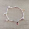 PULSERA DE ACERO BLANCO ESLABÓN TIFFANY CON BOLITAS Y DIJES DE ALAS. LARGO 18,5 CM