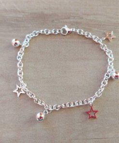 PULSERA DE ACERO BLANCO ESLABÓN TIFFANY CON BOLITAS Y DIJES DE ESTRELLAS. LARGO 18,5 CM