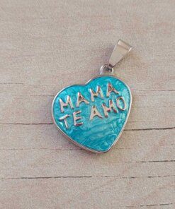 DIJE DE ACERO CORAZÓN ESMALTADO CELESTE CON FRASE "MAMA TE AMO". MEDIDA 25 MM