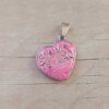 DIJE DE ACERO CORAZÓN ESMALTADO ROSA CON FRASE "MAMA TE AMO". MEDIDA 25 MM