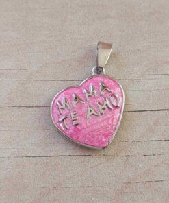 DIJE DE ACERO CORAZÓN ESMALTADO ROSA CON FRASE "MAMA TE AMO". MEDIDA 25 MM