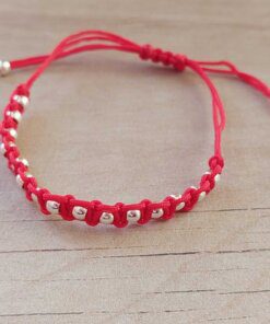 PULSERA TEJIDA DE HILO ROJO  AJUSTABLE CON BOLITAS DE ACERO BLANCO