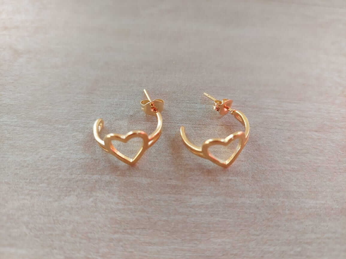 ARO DE ACERO DORADO ARGOLLA CORAZÓN CALADO CON FRU FRU. DIÁMETRO 15 MM
