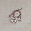 DIJE DE ACERO MANO DE FATIMA CALADA Y CENTRO SAN BENITO. 26 X 31 MM