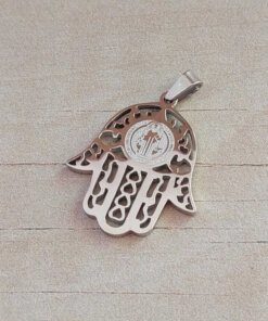 DIJE DE ACERO MANO DE FATIMA CALADA Y CENTRO SAN BENITO. 26 X 31 MM