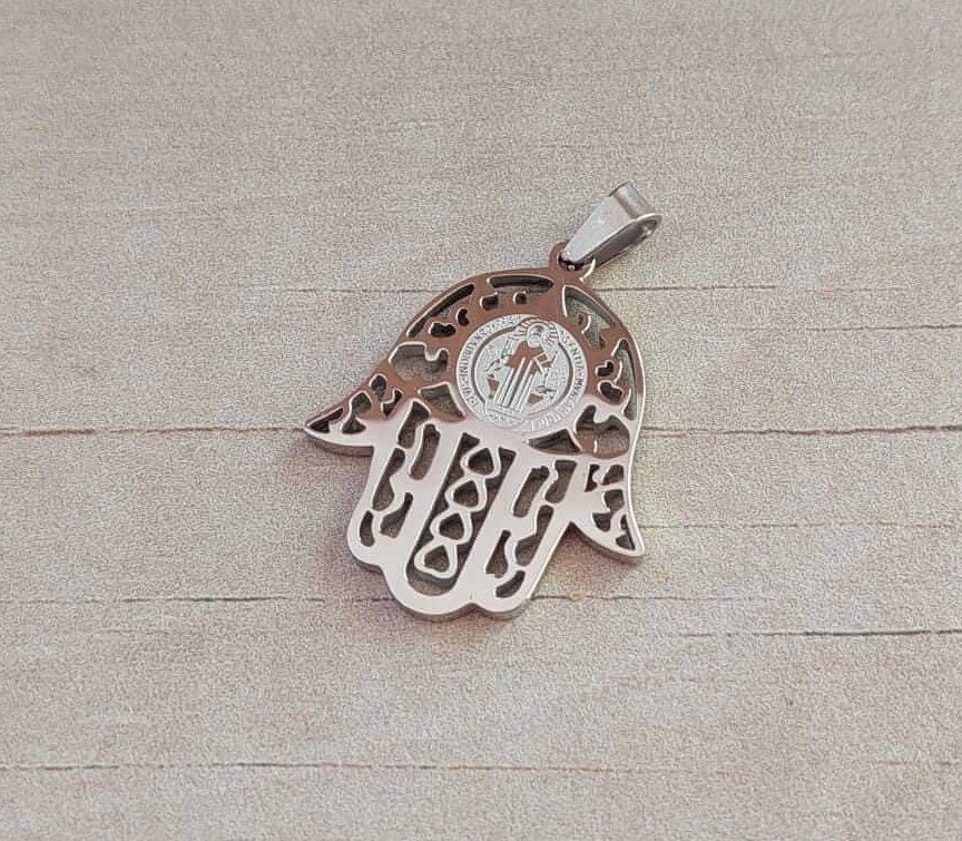 DIJE DE ACERO MANO DE FATIMA CALADA Y CENTRO SAN BENITO. 26 X 31 MM
