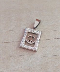 DIJE DE ACERO RECTANGULAR DE STRASS CON SIGNO DE LA PAZ EN SU INTERIOR. 15 X 22 MM