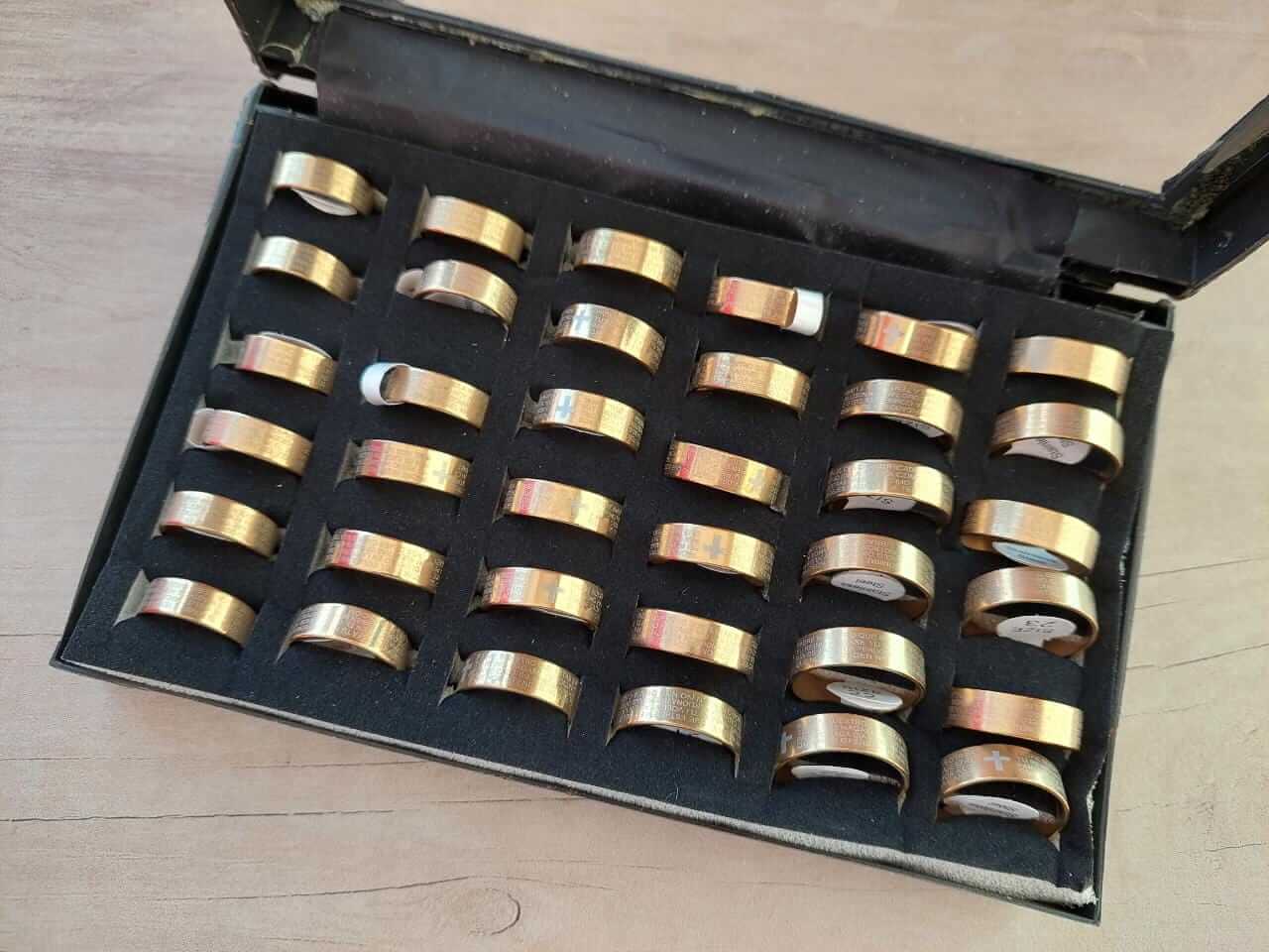 ANILLO DE ACERO DORADO ALIANZA PADRE NUESTRO GRABADO X 36 UNIDADES.