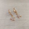 ARO ARGOLLA DE ACERO DORADO HUGGIE 13 MM CON STRASS Y DIJE DORADO ESTRELLA CON STRASS