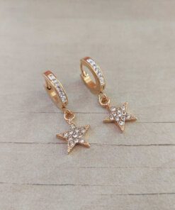 ARO ARGOLLA DE ACERO DORADO HUGGIE 13 MM CON STRASS Y DIJE DORADO ESTRELLA CON STRASS