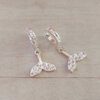 ARO ARGOLLA DE ACERO BLANCO HUGGIE 13 MM CON STRASS Y DIJE PLATEADO COLA DE BALLENA CON STRASS