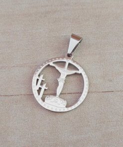 DIJE DE ACERO MEDALLA CRUZ CALVARIO DE JESÚS. DIÁMETRO 24 MM
