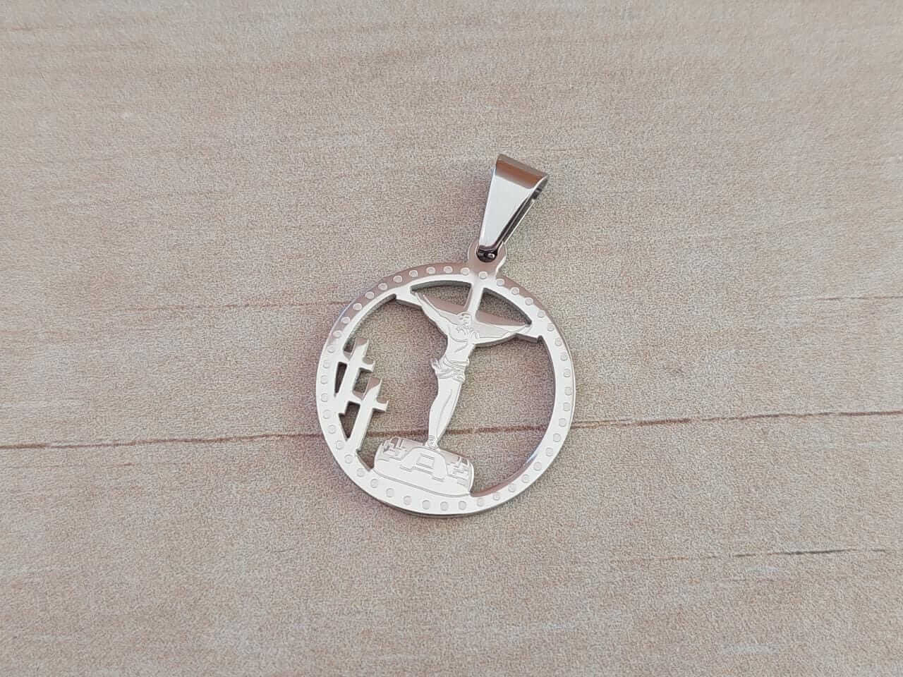 DIJE DE ACERO MEDALLA CRUZ CALVARIO DE JESÚS. DIÁMETRO 24 MM