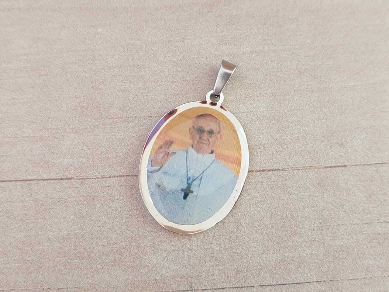 DIJE DE ACERO MEDALLA OVALADA PAPA FRANCISCO. 23 X 30 MM