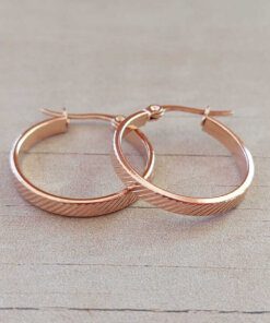 ARO ARGOLLA DE ACERO ROSÉ PLANA CON RAYAS. DIÁMETRO 25 MM