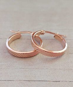 ARO ARGOLLA DE ACERO ROSÉ PLANA CON RAYAS. DIÁMETRO 20 MM