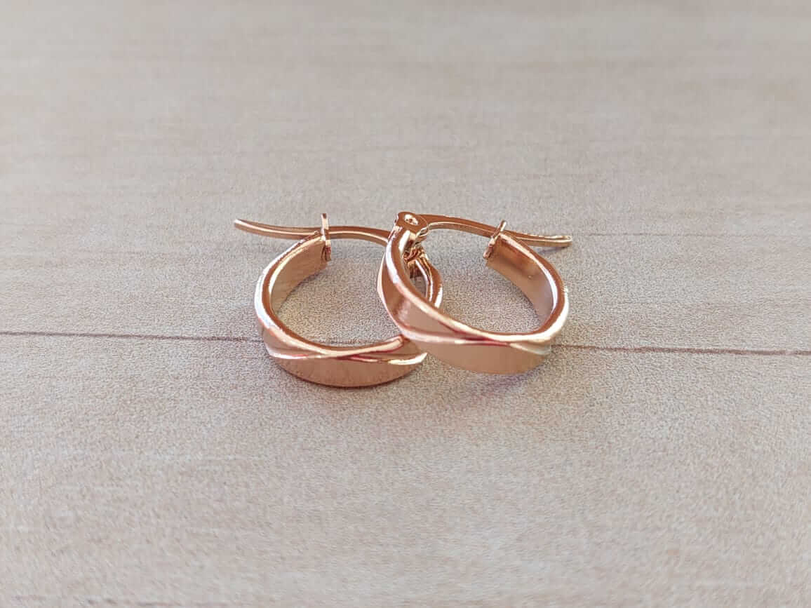 ARO ARGOLLA DE ACERO ROSÉ CON UNA RAYA ONDULADA. DIÁMETRO 15 MM