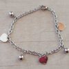 PULSERA DE ACERO ESLABÓN TIFFANY CON BOLITAS Y DIJES DE CORAZONES. LARGO 18,5 CM