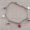 PULSERA DE ACERO ESLABÓN TIFFANY CON BOLITAS Y DIJES DE ESTRELLAS. LARGO 18,5 CM