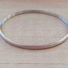PULSERA DE ACERO ESCLAVA TRABAJADA 4 MM RAYAS DIAGONALES. DIÁMETRO 65 MM