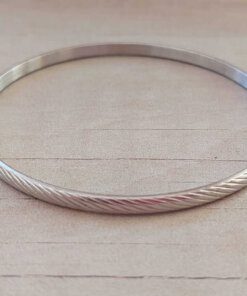 PULSERA DE ACERO ESCLAVA TRABAJADA 4 MM RAYAS DIAGONALES. DIÁMETRO 65 MM