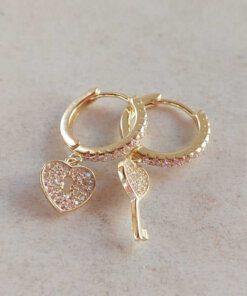 ARO PLATA BAÑADA ORO HUGGIES 15 MM CON ZIRCONES Y DIJES LLAVE/CANDADO C/ZIRCONES. PESO APROX 3.00 GRS.