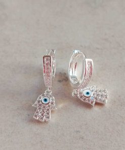 ARO PLATA HUGGIES 12 MM CON ZIRCONES Y DIJE MANO DE FÁTIMA C/ZIRCONES. PESO APROX 3.30 GRS.