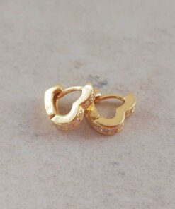 ARO PLATA BAÑADA EN ORO HUGGIES 10 MM FORMA CORAZÓN CON ZIRCONES. PESO APROX 1.40 GRS.