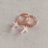 ARO PLATA BAÑADA ORO ROSÉ HUGGIES 14 MM CON ZIRCONES Y DIJES CRUZ C/ZIRCONES. PESO APROX 2.50 GRS.