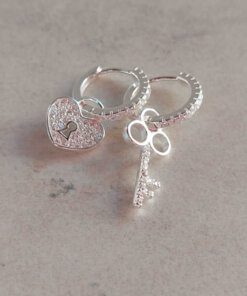 ARO PLATA HUGGIES 15 MM CON ZIRCONES Y DIJES CORAZÓN/LLAVE C/ZIRCONES. PESO APROX 4.00 GRS.