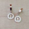 ARO DE ACERO ARGOLLA HUGGIE 13 MM Y DIJE REDONDO CON STRASS CALADO CON CRUZ