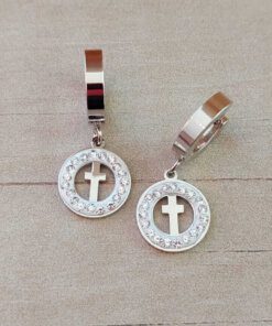 ARO DE ACERO ARGOLLA HUGGIE 13 MM Y DIJE REDONDO CON STRASS CALADO CON CRUZ