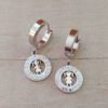 ARO DE ACERO ARGOLLA HUGGIE 13 MM Y DIJE REDONDO CON STRASS CALADO CON NENA