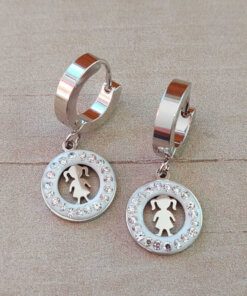 ARO DE ACERO ARGOLLA HUGGIE 13 MM Y DIJE REDONDO CON STRASS CALADO CON NENA