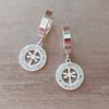 ARO DE ACERO BLANCO ARGOLLA HUGGIE 13 MM Y DIJE REDONDO CON STRASS CALADO CON FLOR