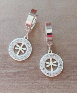 ARO DE ACERO BLANCO ARGOLLA HUGGIE 13 MM Y DIJE REDONDO CON STRASS CALADO CON FLOR