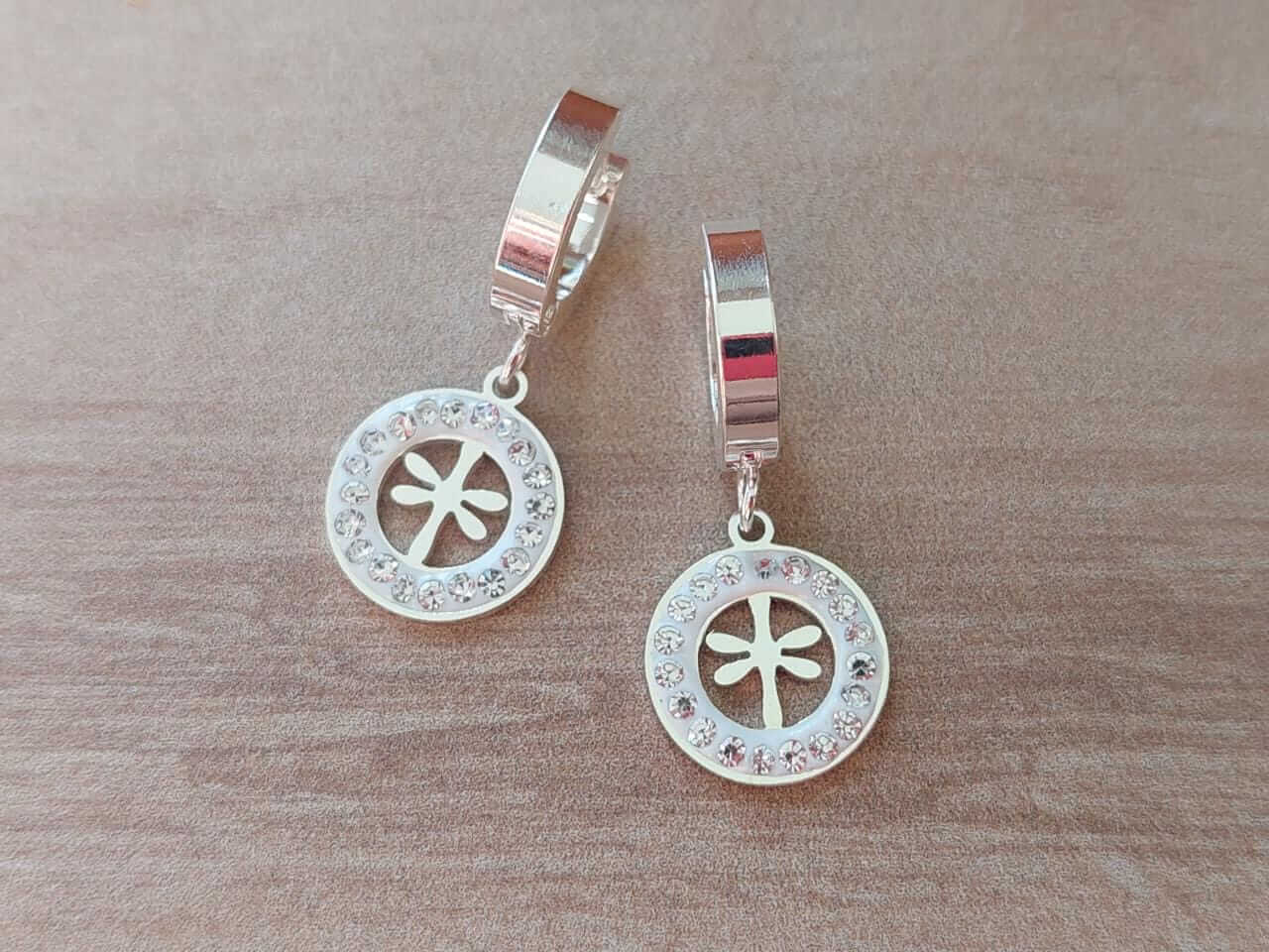 ARO DE ACERO BLANCO ARGOLLA HUGGIE 13 MM Y DIJE REDONDO CON STRASS CALADO CON FLOR