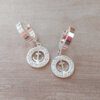 ARO DE ACERO BLANCO ARGOLLA HUGGIE 13 MM Y DIJE REDONDO CON STRASS CALADO CON ANCLA