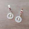 ARO DE ACERO BLANCO ARGOLLA HUGGIE 13 MM Y DIJE REDONDO CON STRASS CALADO CON CRUZ