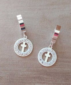 ARO DE ACERO BLANCO ARGOLLA HUGGIE 13 MM Y DIJE REDONDO CON STRASS CALADO CON CRUZ