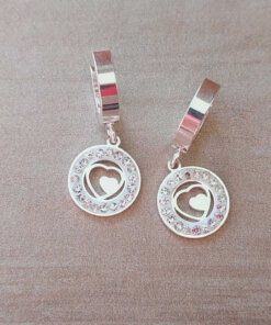 ARO DE ACERO BLANCO ARGOLLA HUGGIE 13 MM Y DIJE REDONDO CON STRASS CALADO CON CORAZÓN