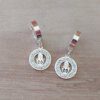 ARO DE ACERO BLANCO ARGOLLA HUGGIE 13 MM Y DIJE REDONDO CON STRASS CALADO CON MANO DE FÁTIMA