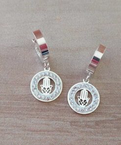 ARO DE ACERO BLANCO ARGOLLA HUGGIE 13 MM Y DIJE REDONDO CON STRASS CALADO CON MANO DE FÁTIMA